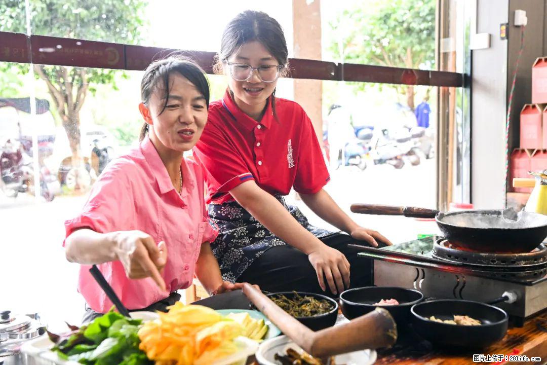 全网追的“扁担女孩”，找了一份暑假工，时薪12元 - 秦皇岛生活资讯 - 秦皇岛28生活网 qhd.28life.com