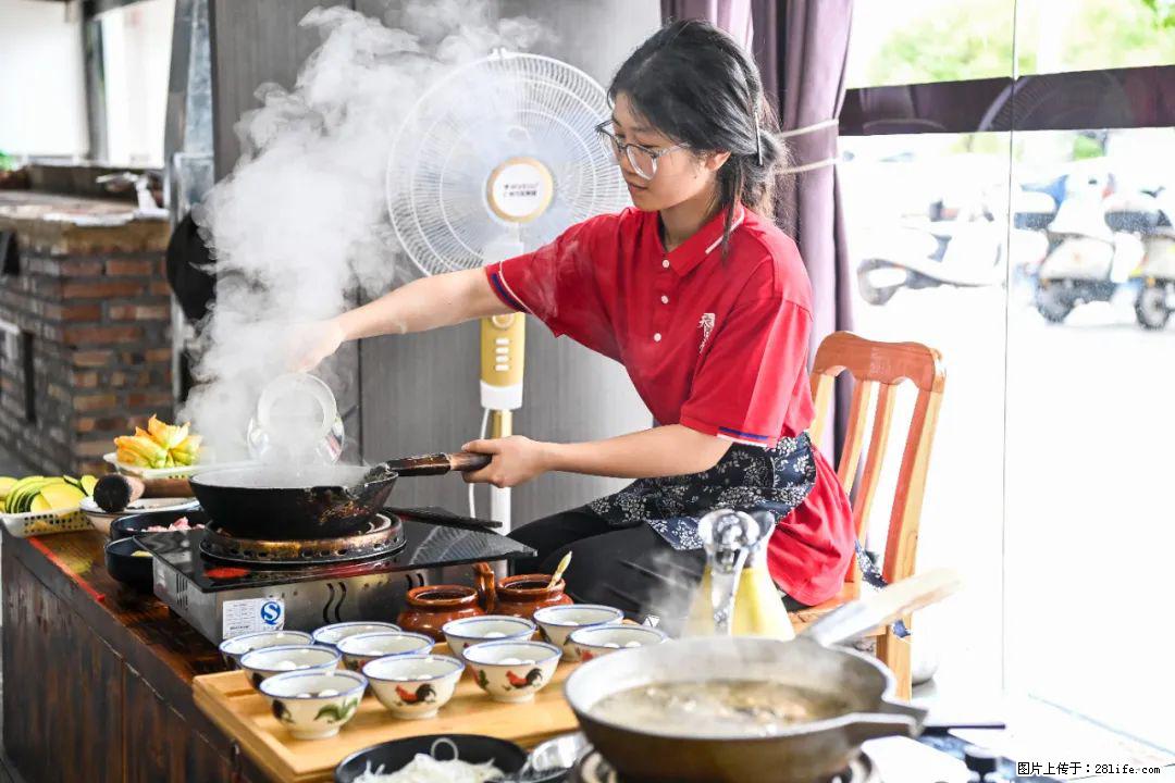 全网追的“扁担女孩”，找了一份暑假工，时薪12元 - 秦皇岛生活资讯 - 秦皇岛28生活网 qhd.28life.com